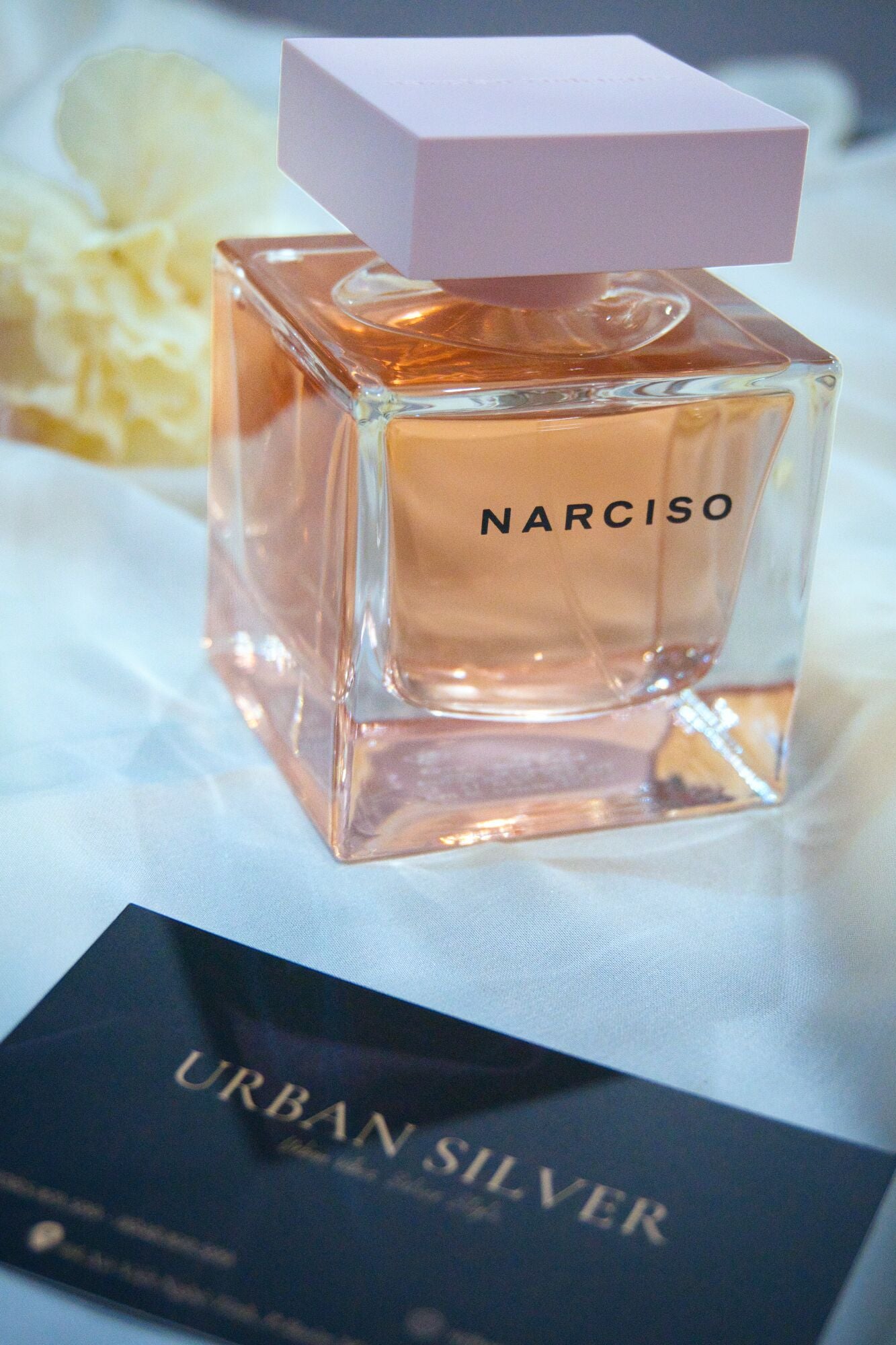 Chai nước hoa Narciso EDP Cristal Narciso Rodriguez Eau de Parfum dung tích chuẩn với thiết kế vuông kính trong suốt và nắp hồng pastel